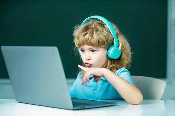 Crianças Escola Com Computador Portátil Fones Ouvido Sala Aula Escola — Fotografia de Stock