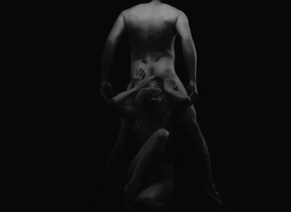 男人控制 性爱游戏角色扮演 赤身裸体赤身裸体赤身裸体的夫妻 — 图库照片