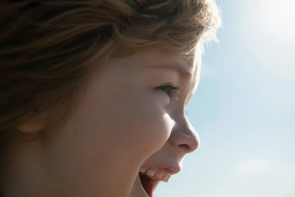 Biały Portret Dziecka Bliska Dzieciaki Zadowolone Profilu Krzyczące Dzieci Usta — Zdjęcie stockowe