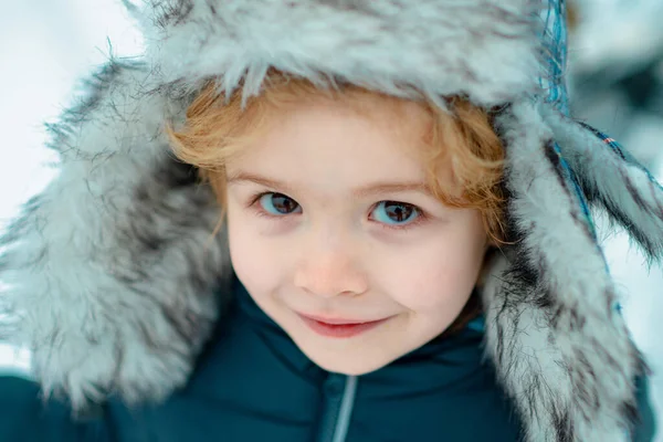 Winterkind Aus Nächster Nähe Glückliches Kind Das Auf Einem Verschneiten — Stockfoto