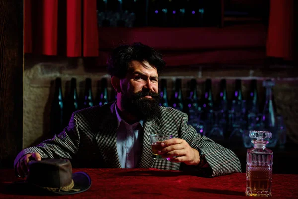 Yakışıklı Düşünceli Adam Bir Bardak Viski Tutuyor Barda Otururken Gözünü — Stok fotoğraf