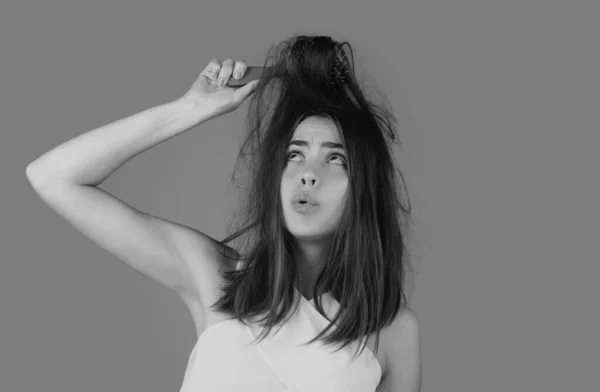 Saç Problemi Olan Bir Kadın Kadın Saçlarını Kaybetmiş Gibi Görünüyor — Stok fotoğraf