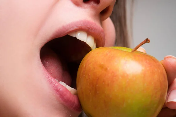 Bit Ett Äpple Munnen Nära Håll Kvinna Äter Äpple Naturliga — Stockfoto