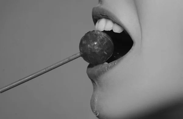 キャンディ セクシーな甘い夢で唇 女性の口は Chupaカップをクリックします 吸いますロリポップ — ストック写真