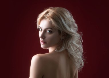 Kadın yüzü. Şehvetli genç kadın modelinin portresi.