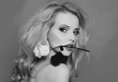 Doğal makyajlı güzel bir kız modeli. Doğal çıplak makyajlı güzellik modeli portresi.