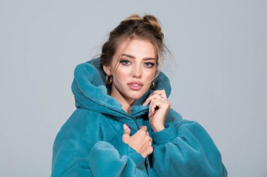 Sonbahar ceketli modacı kadın. Genç güzel kadın yüzü