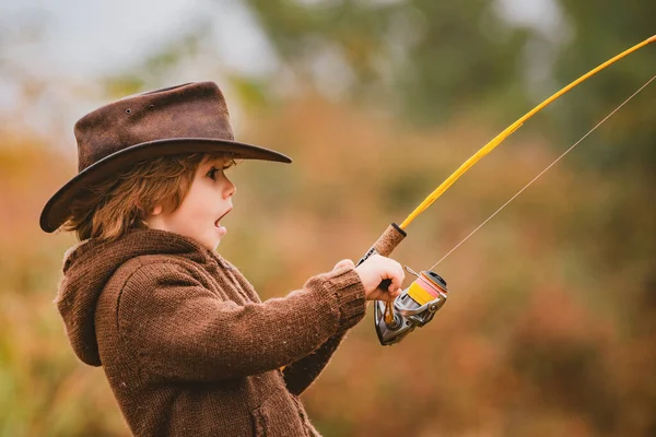 Задоволений Хлопчисько Ловить Рибалку Американські Діти Щасливе Дитинство — стокове фото