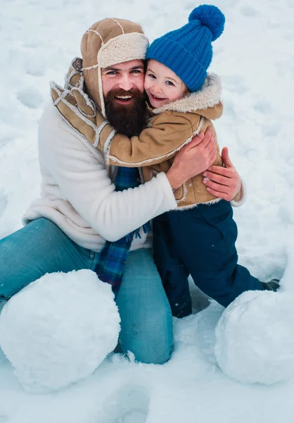 Roztomilý Syn Objímá Svého Otce Zimní Prázdniny Táta Syn Spolu — Stock fotografie