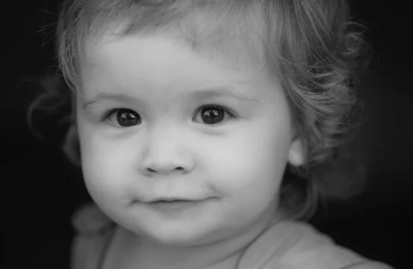 Детский Портрет Закрытая Голова Милого Ребенка Улыбающийся Младенец Милая Улыбка — стоковое фото