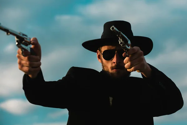 西部に行きたい 銃を持ったカウボーイ アメリカの山賊帽子を被った西側の男 西と銃 — ストック写真
