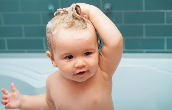 Chico Gracioso Divirtiéndose Con Agua Tomando Baño Bañera Divertido Bebé — Foto de Stock