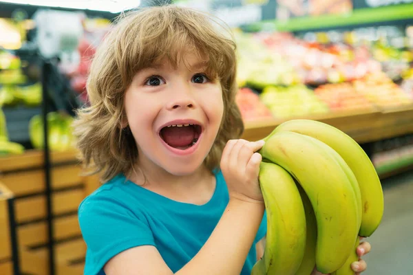 Retrato Niño Las Compras Comestibles Supermercado Niño Comprando Plátano Fresco —  Fotos de Stock
