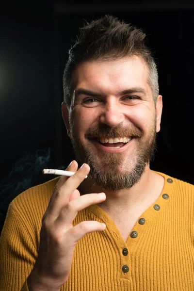 戒烟开始生活 快乐吸烟成瘾者或吸烟者 胡子男子在抽烟时微笑 快乐的嬉皮士享受不良的吸烟习惯 — 图库照片