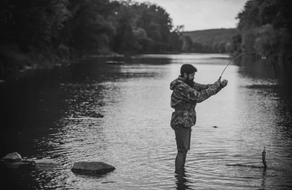 渔民捕鱼设备 英俊的男人放松 休闲在湖上 设置带有钩线沉箱的杆子 有胡子的渔夫在水里 Pothunter 快乐快乐的人类真正的快乐 — 图库照片