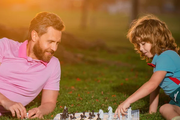 Apa Fia Együtt Sakkoznak Szabadban Férfiak Szeretik Sakkot Férfi Generációs — Stock Fotó