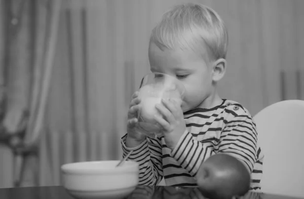 Çocuk Kahvaltı Yapan Tatlı Bir Bebek Bebek Beslenmesi Sağlıklı Beslen — Stok fotoğraf