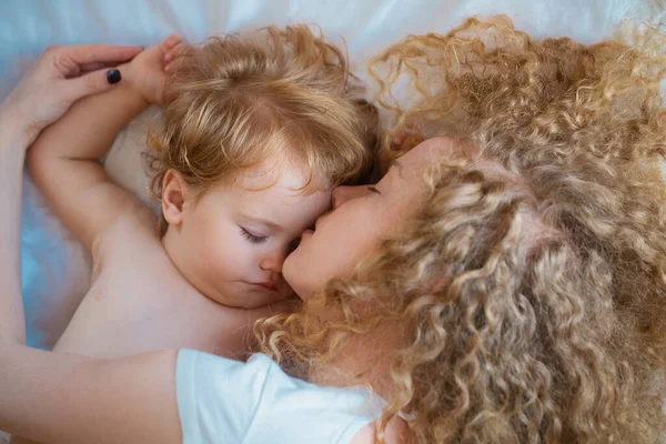 Fiatal Anya Kisbaba Lefekszik Egymással Álmok Gyerekek Alszanak — Stock Fotó