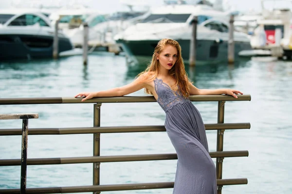 Concept Voyage Aventure Sur Yacht Jeune Femme Appréciant Sur Pont — Photo