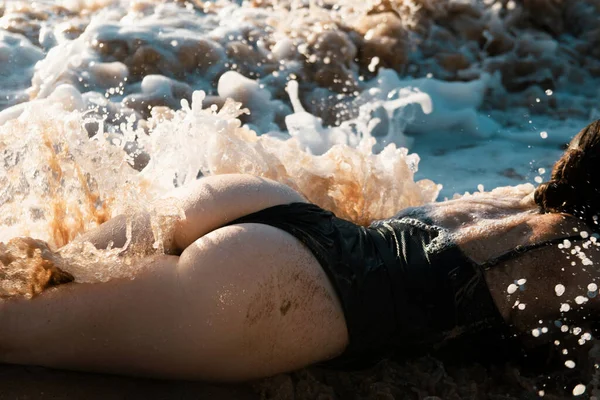 매력적 엉덩이를 해변에 해변에서 비키니를 아름다운 — 스톡 사진