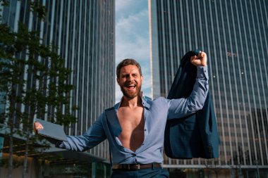 Başarılı bir sonu kutlayan işçiler, ofis yakınında dans ederek anlaşma yapmak mutlu hissettirir. Şanslı aday, iş görüşmesinden sonra yeni bir iş buldu.