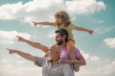 Baba ve oğul büyükbabayı işaret ettiği için çok heyecanlıydılar. El işaretleri noktası. Üç nesildir erkekler dışarıda eğleniyorlar.