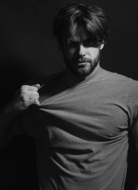 Acımasız bir adam, yakışıklı erkek modelin ciddi yüzü, erkek gücü kavramı ve güçlü. Genç gay