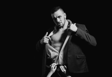 Birbirlerine tutkuyla sarılan çıplak bir çift. Seksi baştan çıkarma. Çıplak vücut, takım elbiseli bisinessman çıplak gövde. Romantik hassasiyet. Erotik insanlar