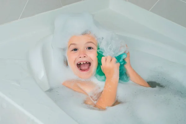 孩子们在洗澡小孩在浴缸里洗澡时用肥皂洗头 孩子在洗澡笑着的孩子的肖像 医疗保健和孩子的卫生 孩子们脸朝天泡在浴缸里 — 图库照片