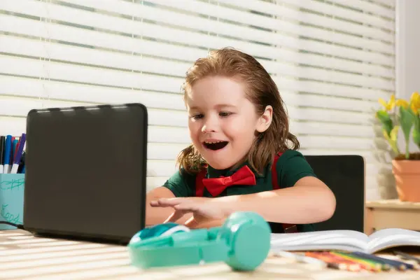 Een Kleuter Die Thuis Huiswerk Maakt Met Een Laptop Online — Stockfoto