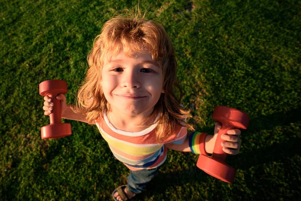 Güçlü Küçük Çocuk Dambılı Komik Çocuk Çocuk Sağlığı Kavramı — Stok fotoğraf