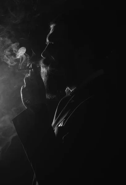 抽黑烟 男人抽烟 烟民商人 — 图库照片