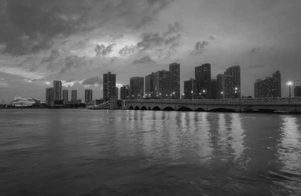 佛罗里达州迈阿密市的天际线上布满了夜云 迈阿密市中心的夜晚 — 图库照片