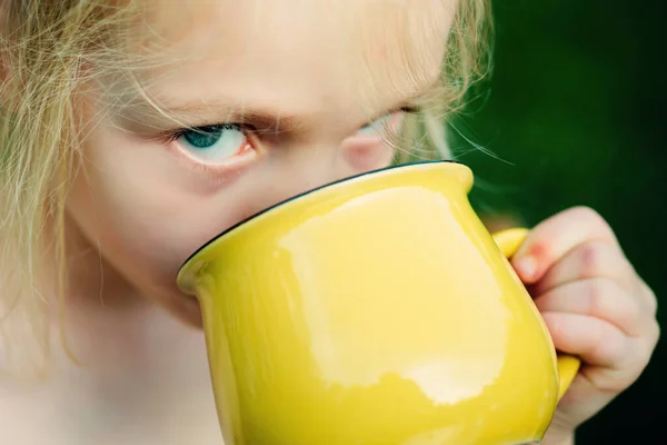 Meisje Drinkt Iets Water Sap Melk Gelukkige Momenten Zorgeloos Kind — Stockfoto