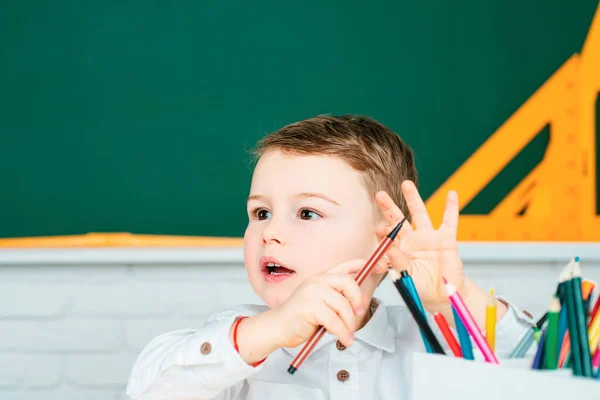 Kind Binnen Klas Met Schoolbord Een Achtergrond Terug Naar School — Stockfoto