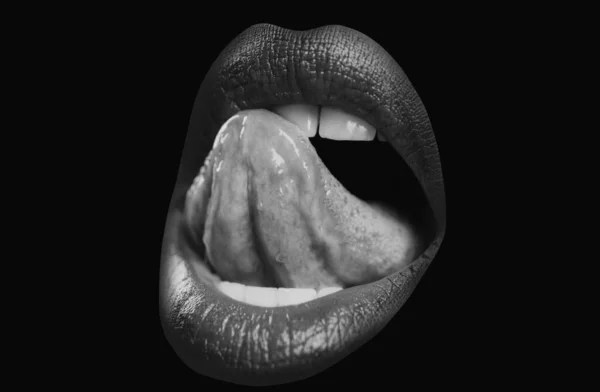 用舌头舔白牙齿的性感张开的嘴 性感红唇 性感的嘴唇 — 图库照片