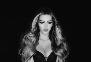 Moda sutyeninin içinde şehvetli bir güzellik modeli. Güzel bir kadın göğsü. Güzel kız muhteşem göğüslerini sutyenle gösteriyor.