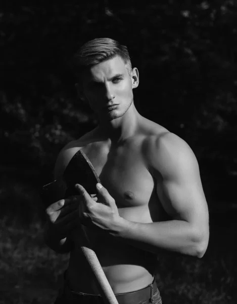 ルンベルジャックは若い男を抱きしめた セクシー男性裸胴 — ストック写真