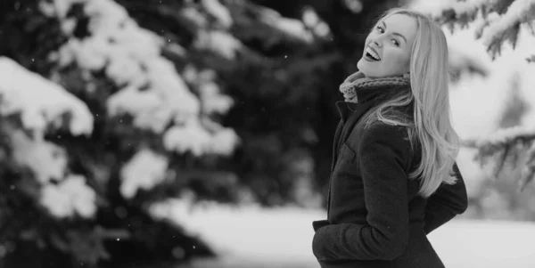 Szczęśliwy Uśmiechnięta Zima Kobieta Zimie Śnieżne Tło Zewnątrz Portret Młodej — Zdjęcie stockowe