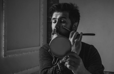 Modern Berber Dükkanı 'ndaki acımasız adam. Süslü. Berber dükkanında harika zaman geçirdik. Berber berber dükkanında sakallı çekici bir adamın saçını kesiyor. Sakallı adam ya da hippi. Berber ve berber salonu hakkında fikirler