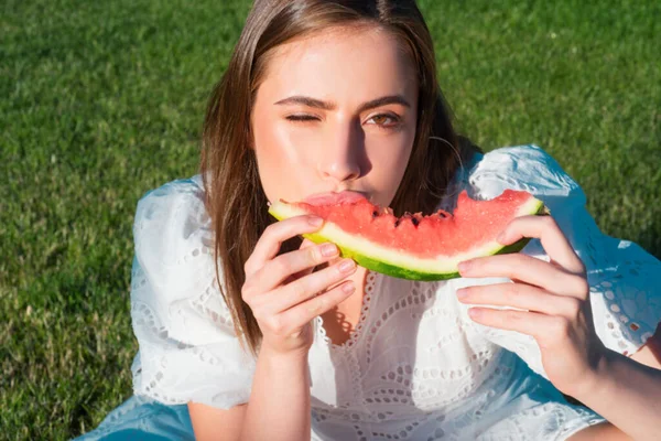 Πορτρέτο Της Ευτυχισμένης Γυναίκας Που Απολαμβάνει Καλοκαίρι Και Τρώνε Καρπούζι — Φωτογραφία Αρχείου