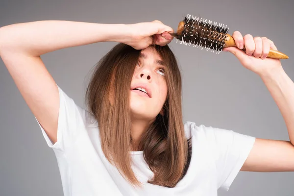 Жінка Турбується Про Випадання Волосся Проблема Падіння Волосся — стокове фото