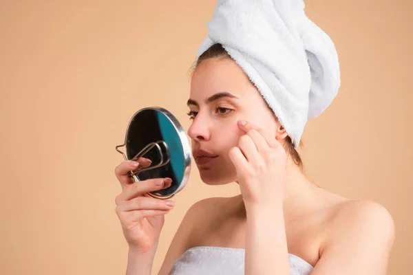 女性ににきびシミ肌 美少女の皮膚 鏡を見て 顔の女性に傷にきび そばかす およびメラーマ色素沈着皮膚の顔の治療をスポット 問題の皮膚 — ストック写真