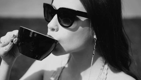 Modefrau Trinkt Kaffee Freien Americano Cappuccino Latte Espresso Frau Trinkt — Stockfoto