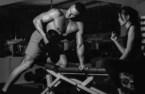 Antrenör Dambıl Egzersizi Boodybuilder Çifti Spor Salonunda Ağır Halterlerle Çalışan — Stok fotoğraf