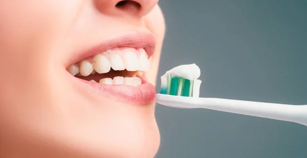用牙刷的特写嘴 牙科诊所 一个年轻女人的特写正在刷牙 用牙膏刷牙 牙科横幅 版权所有 — 图库照片