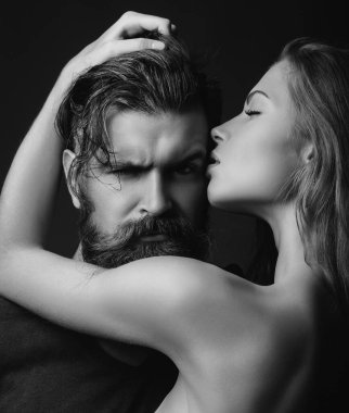 Çıplak çift tutkuyla sarılıyor. Seksi baştan çıkarma. Çıplak vücut, çıplak gövde. Romantik hassasiyet. Erotik insanlar kavramı