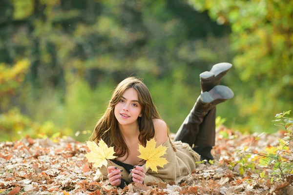 Sorrindo Retrato Menina Feliz Deitado Folhas Outono Livre Clima Época — Fotografia de Stock