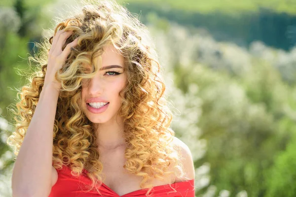 Uzun Kıvırcık Dalgalı Saçlı Sarışın Kız Güzel Model Kıvırcık Saç — Stok fotoğraf