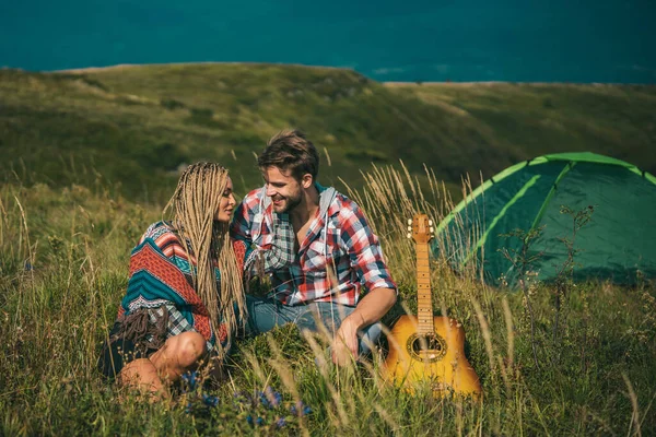 Romantik Çift Kampı Tatilde Birbirine Aşık Genç Bir Çift Aşk — Stok fotoğraf